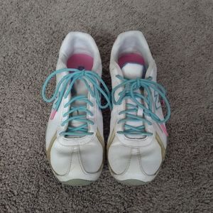 New Balance sneakers size 7.5 but fit like 6.5